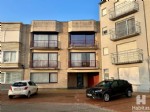Private garagebox in een kleinschalige residentie, centraal gelegen op de markt, op enkele passen van het strand en de winkelstraat.
De garage beschikt over alumunium kantelpoort en is in perfecte staat van onderhoud. Afmetingen 5,55m x 2,80m. (25/009)
